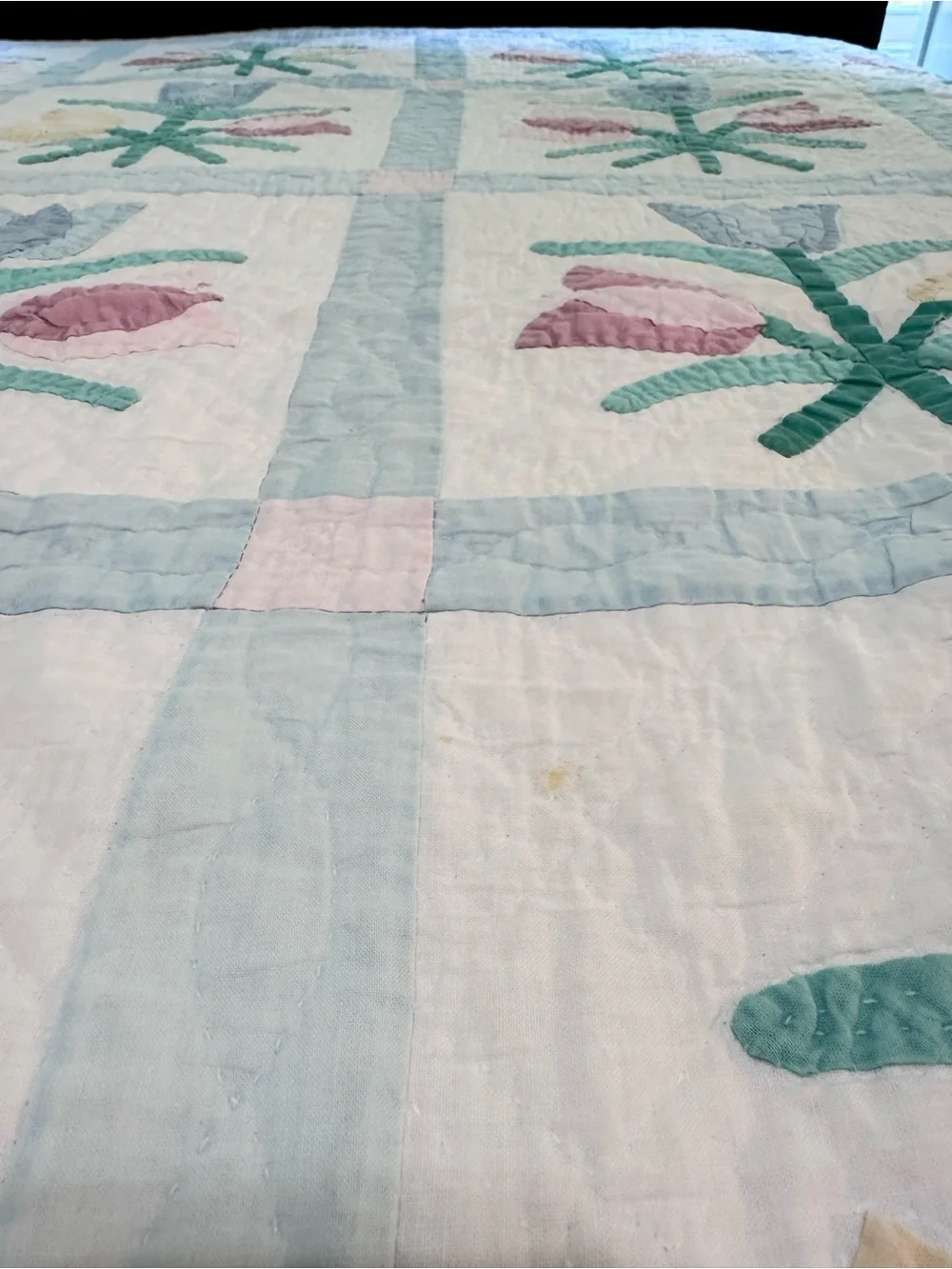 Vintage Floral Applique Quilt 82x80 Arch Tulip Scalloped Edge Cottagecore Pastel